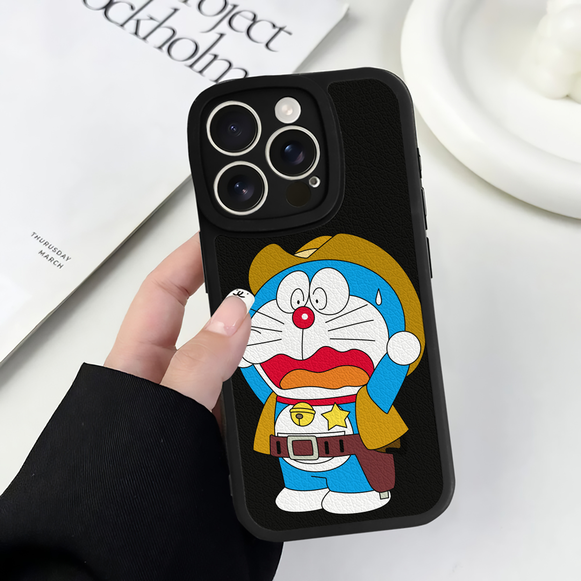 （画像用） ドラえもん Doraemon 【iPhone 16シリーズ対応】シリコンスマホケース（レザー調） 材質：シリコン